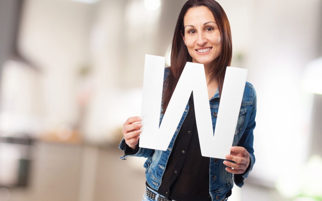 mujer sujetando W de Wordpress para entrada